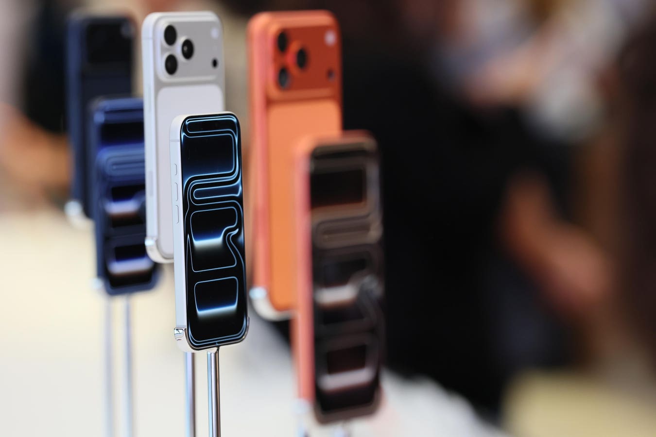 Blurry Weibo Pic, Clear Trade-Offs: What a White iPhone Ultra Dummy Reveals